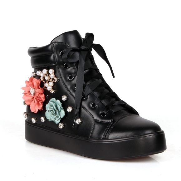 Fahrenheit Shoes - Claire-01 Rhinestone  Women's Flower Sneakers